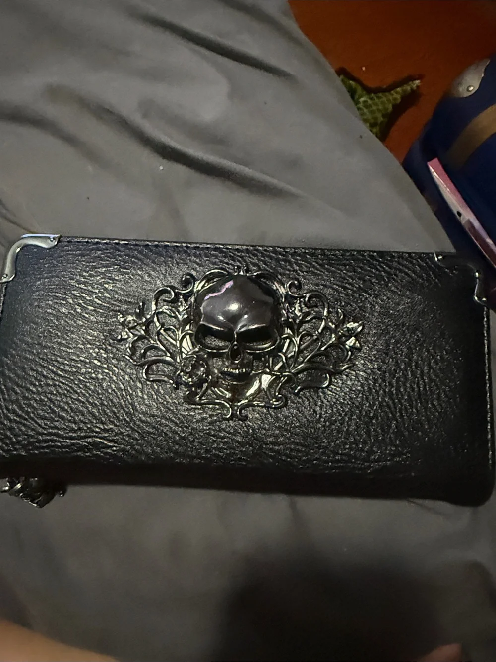 Black Skull Accent 🪪 decorative chain broken